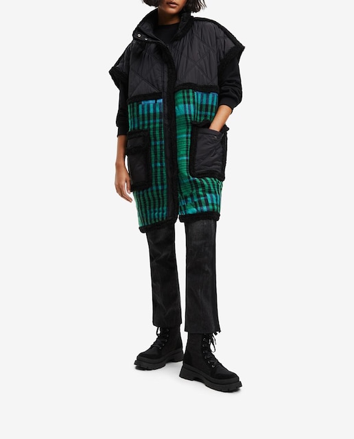 Imagen 0 de Poncho en negro con bolsillos