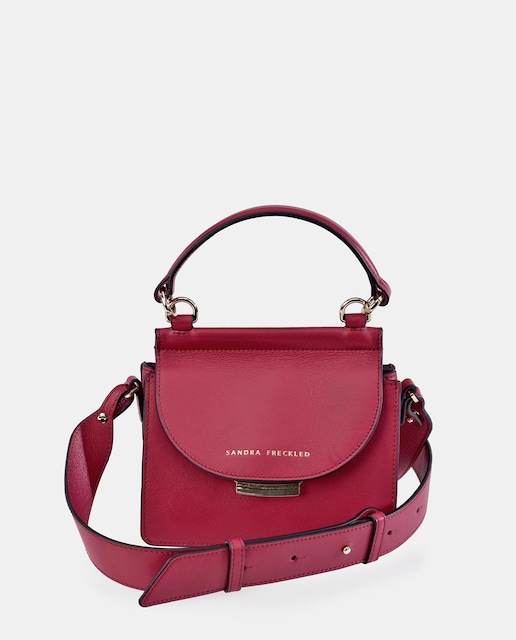 Imagen 0 de Bandolera mini en piel color rojo con detalle de la marca