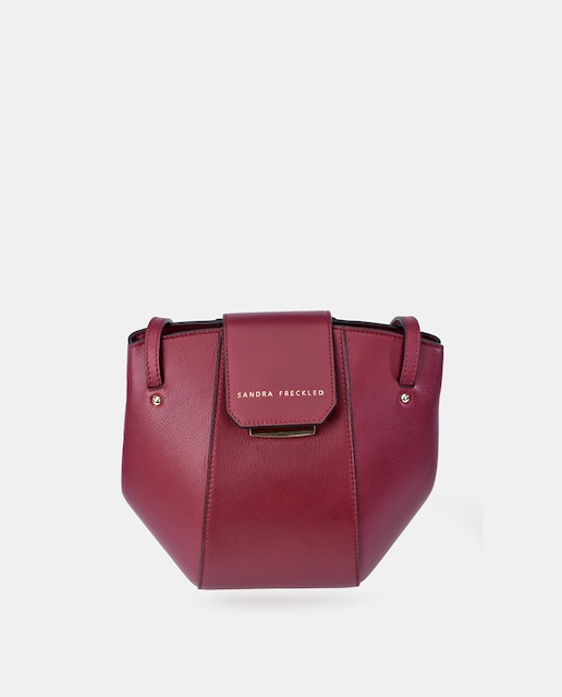 Imagen 0 de Bandolera pequeña de piel en marrón claro con detalle de la marca