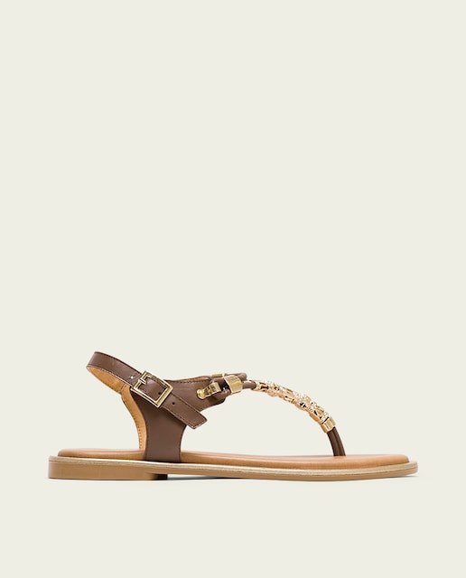 Imagen 0 de Sandalia de mujer tipo esclava con tiras de piel y abalorios metálicos