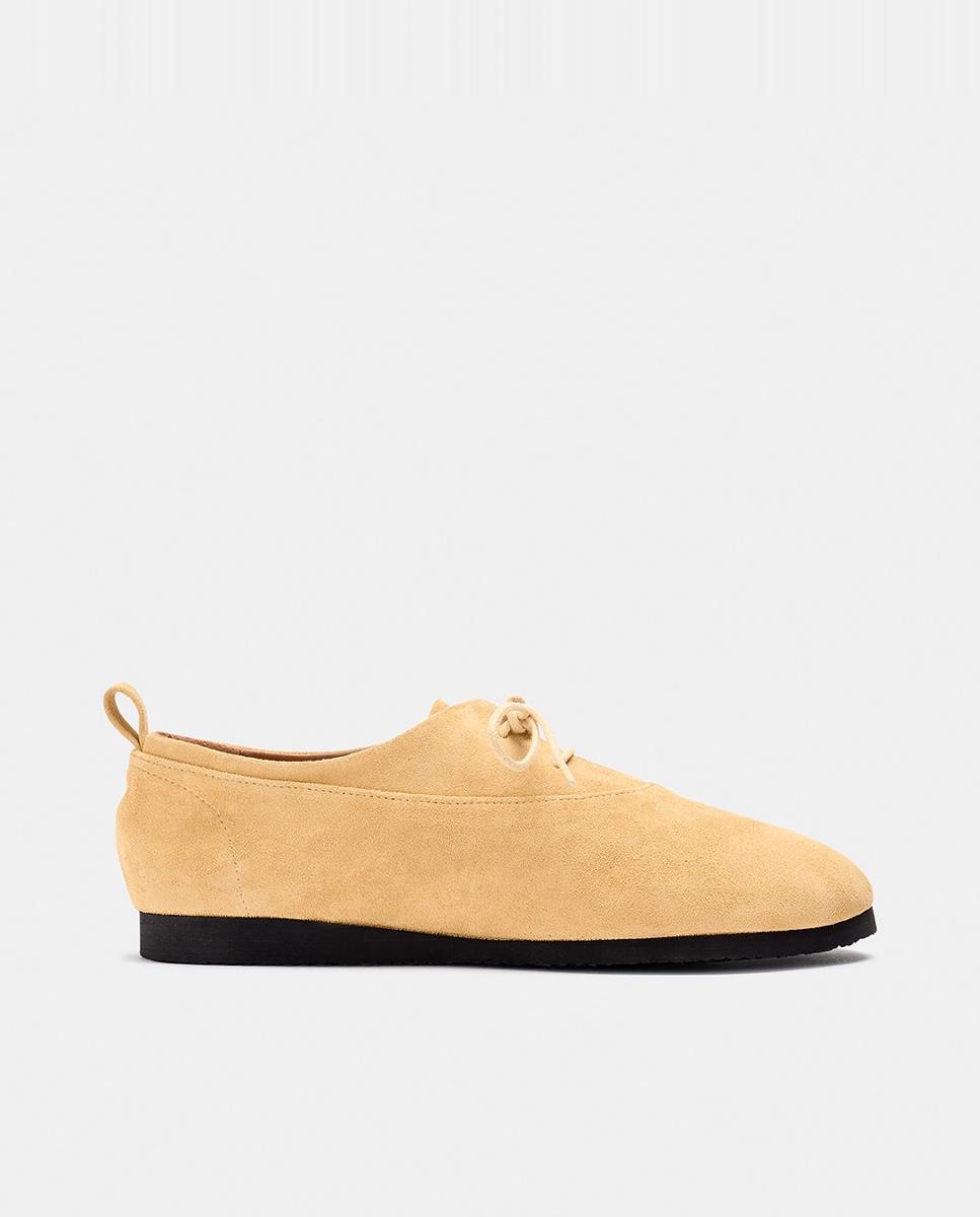 Imagen 0 de Zapatilla de mujer de estilo oxford con cordones y de color vainilla