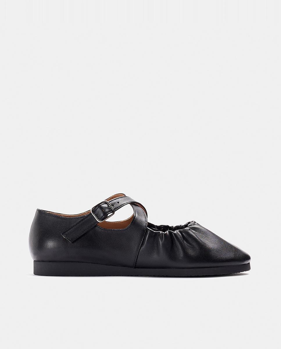 Imagen 0 de Zapato de mujer tipo bailarina con el empiene cruzado en color negro.