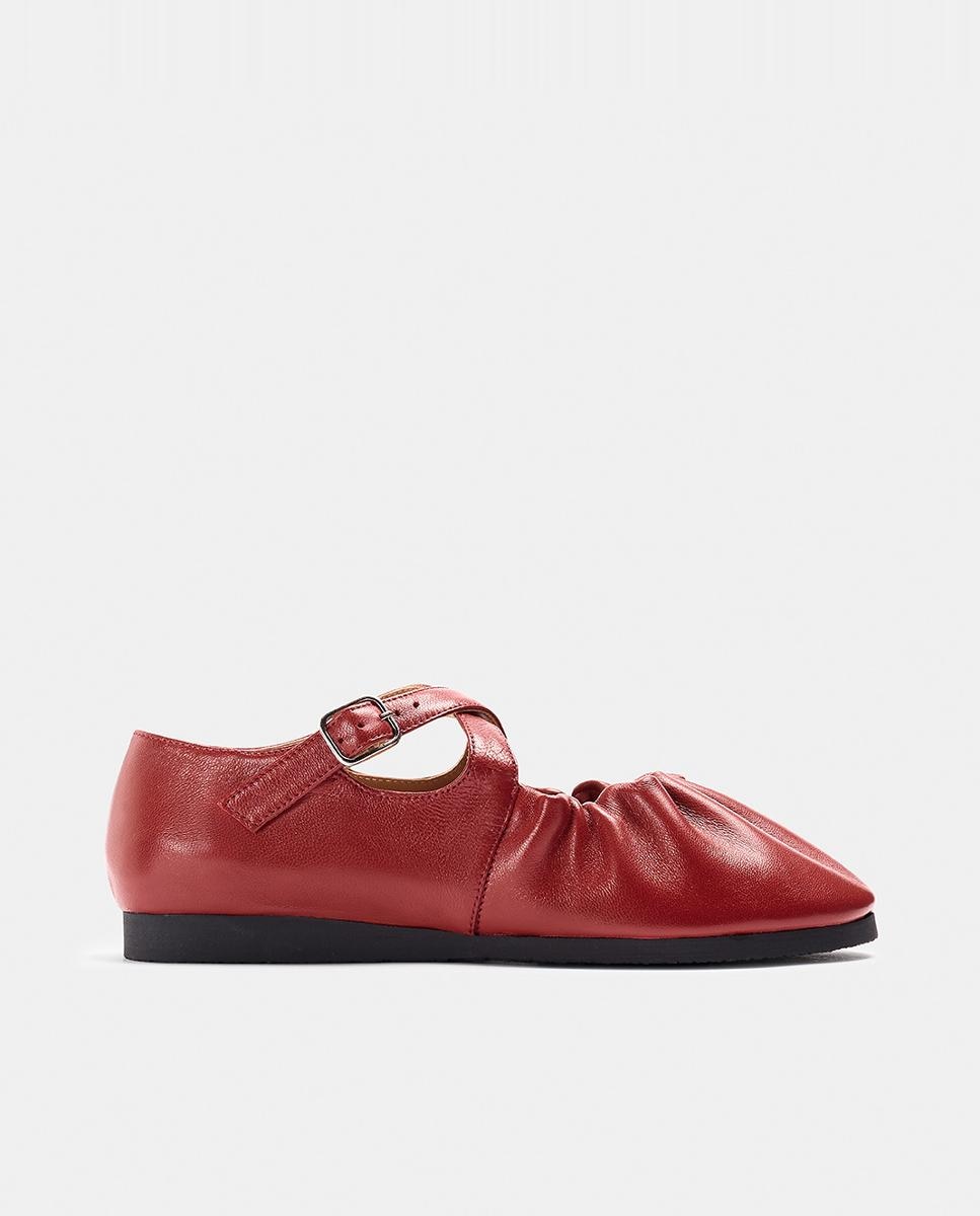 Imagen 0 de Zapato de mujer tipo bailarina con el empiene cruzado en color rojo.