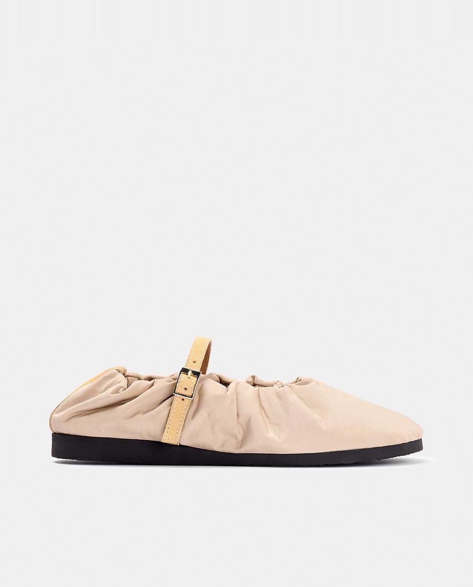 Imagen 0 de Zapato de mujer de tipo mercedita con hebilla en color beige.