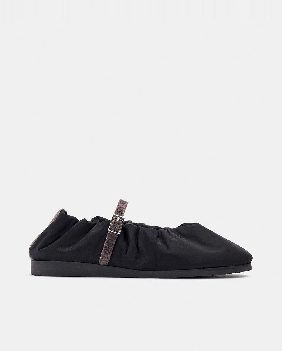 Imagen 0 de Zapato de mujer de tipo mercedita con hebilla en color negro.