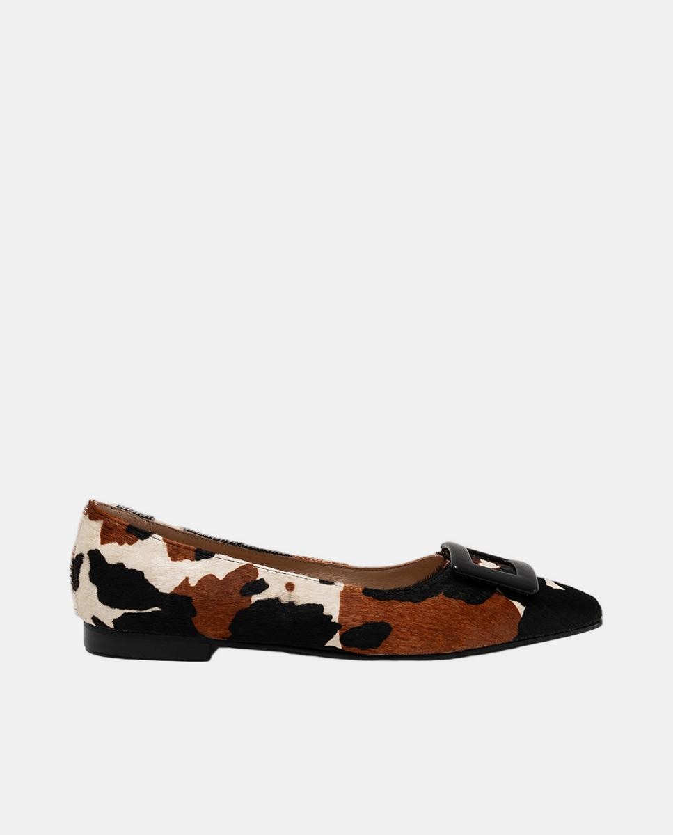 Imagen 0 de Zapatos de mujer planos tipo salón en piel  con adorno de hebilla forrada