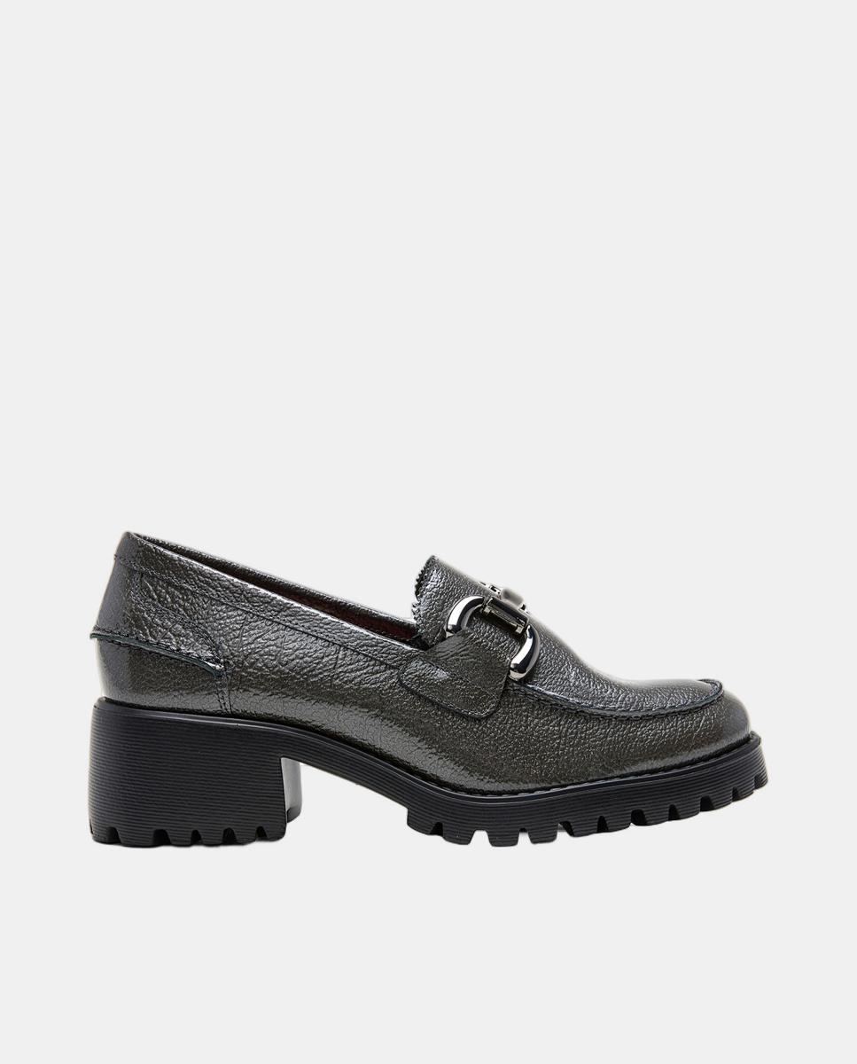 Imagen 0 de Mocasín tacón en charol negro