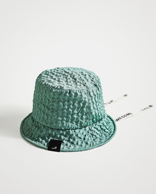 Imagen 0 de Gorro bucket en negro con lazo