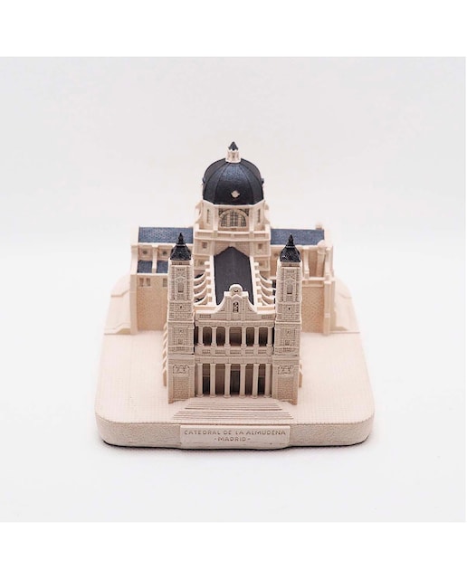 Imagen 0 de Catedral de la Almudena Colección Euromonumentamaqueta a escala en polvo de alabastro hecha a mano