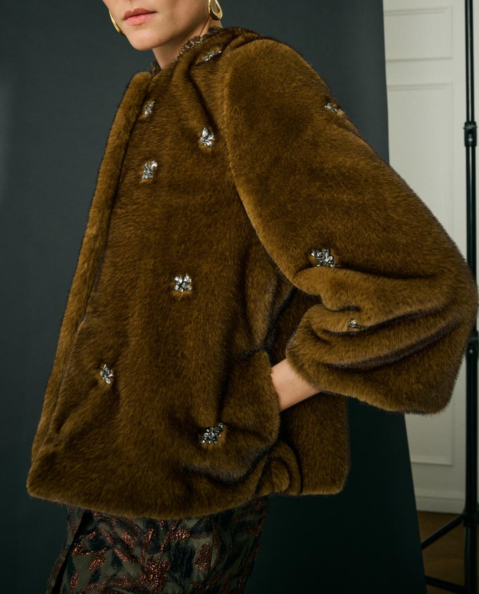 Imagen 0 de Chaqueta pelo de mujer con pedrería