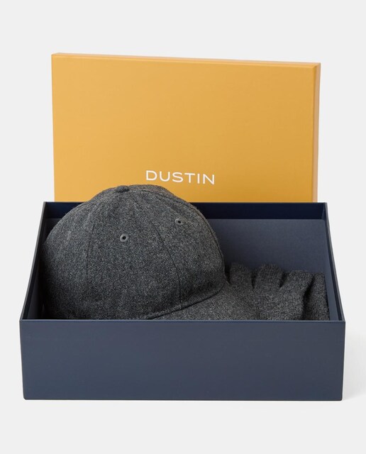 Imagen 0 de Estuche de hombre formado por guantes con vivo y gorra baseball