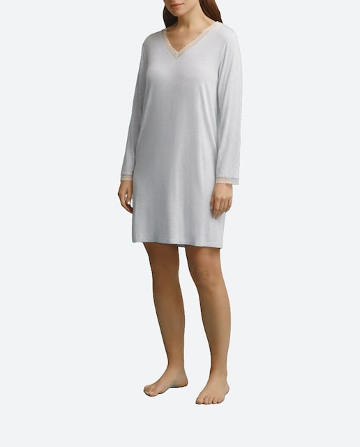 Imagen 0 de Camisón con escote pico y detalles de encaje
