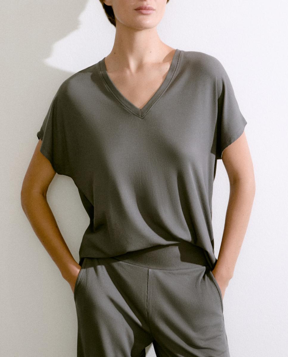 Imagen 0 de Camiseta corta de mujer cuello en pico