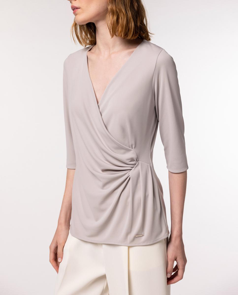 Imagen 0 de Camiseta de mujer con fruncido en el costado y manga codo