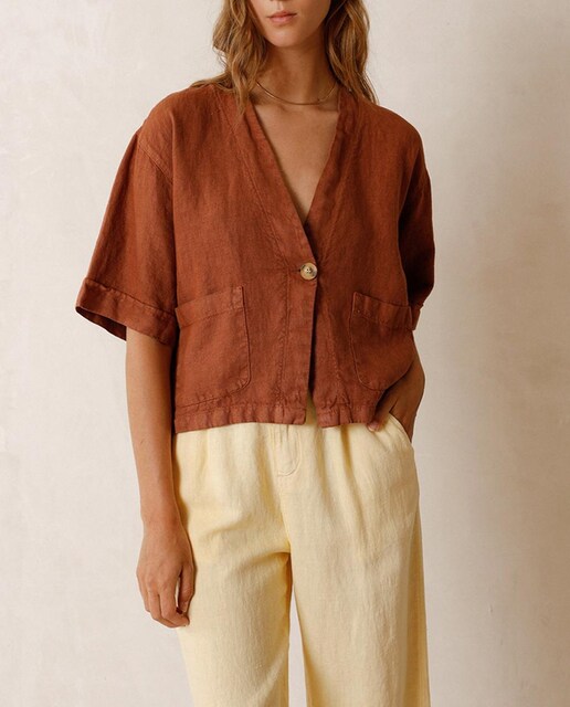 Imagen 0 de Camisa de mujer cuello en uve y manga corta