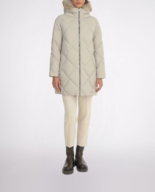 Imagen 0 de Plumas de mujer hetrego con pelo en la capucha