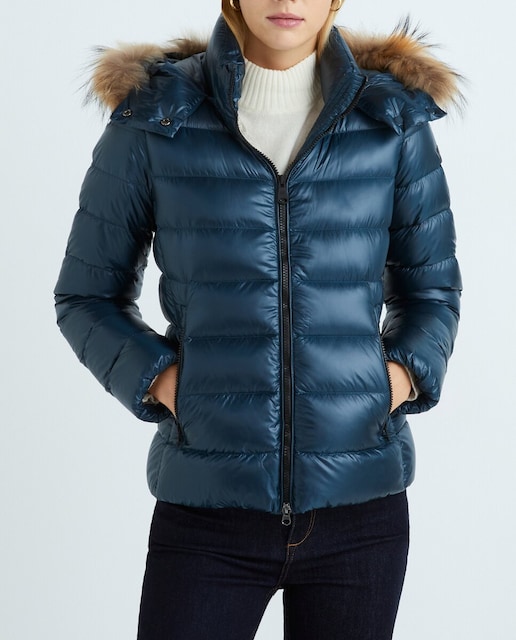 Imagen 0 de Plumas de mujer hetrego con pelo en capucha