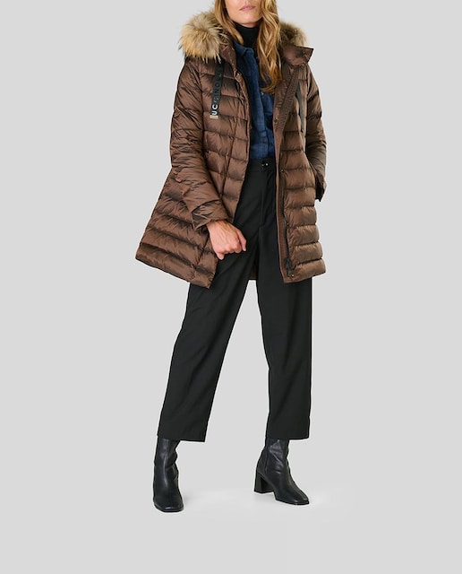 Imagen 0 de Plumífero largo midi, capucha  con pelo raccoon natural desmontable y combinación de diferentes acolchados.