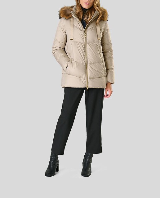 Imagen 0 de Plumífero corto de acolchado asimétrico con capucha de pelo natural desmontable.