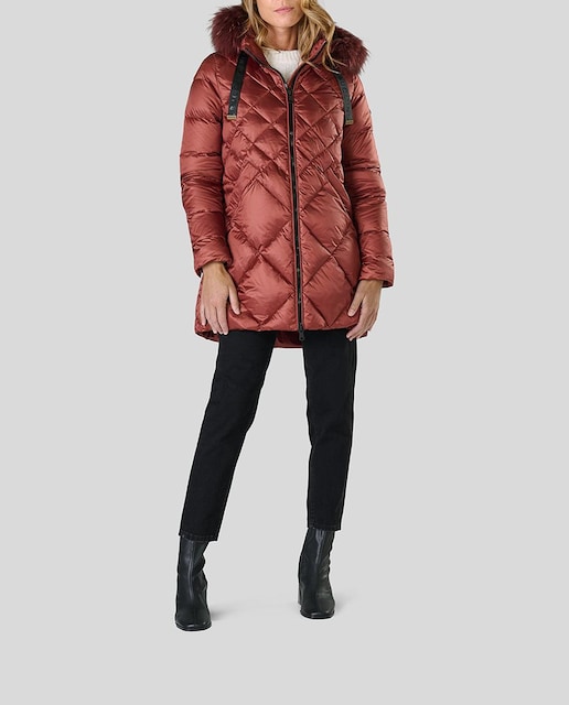 Imagen 0 de Plumífero largo medio de rombos asimétricos y capucha con pelo natural desmontables.