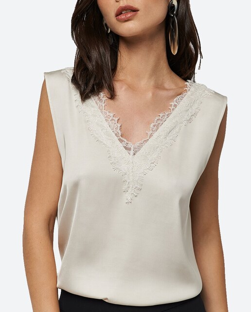 Imagen 0 de Top de mujer escote pico con encaje