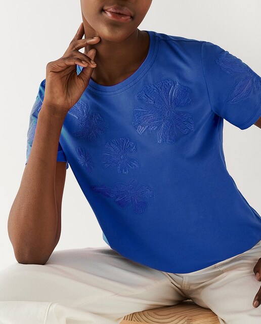 Imagen 0 de Camiseta de mujer manga corta algodón con flores bordadas