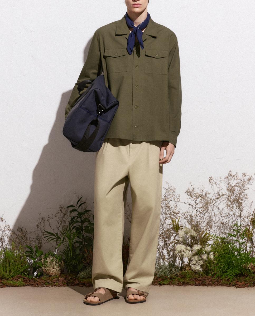 Imagen 0 de Sobrecamisa lisa estilo militar de hombre