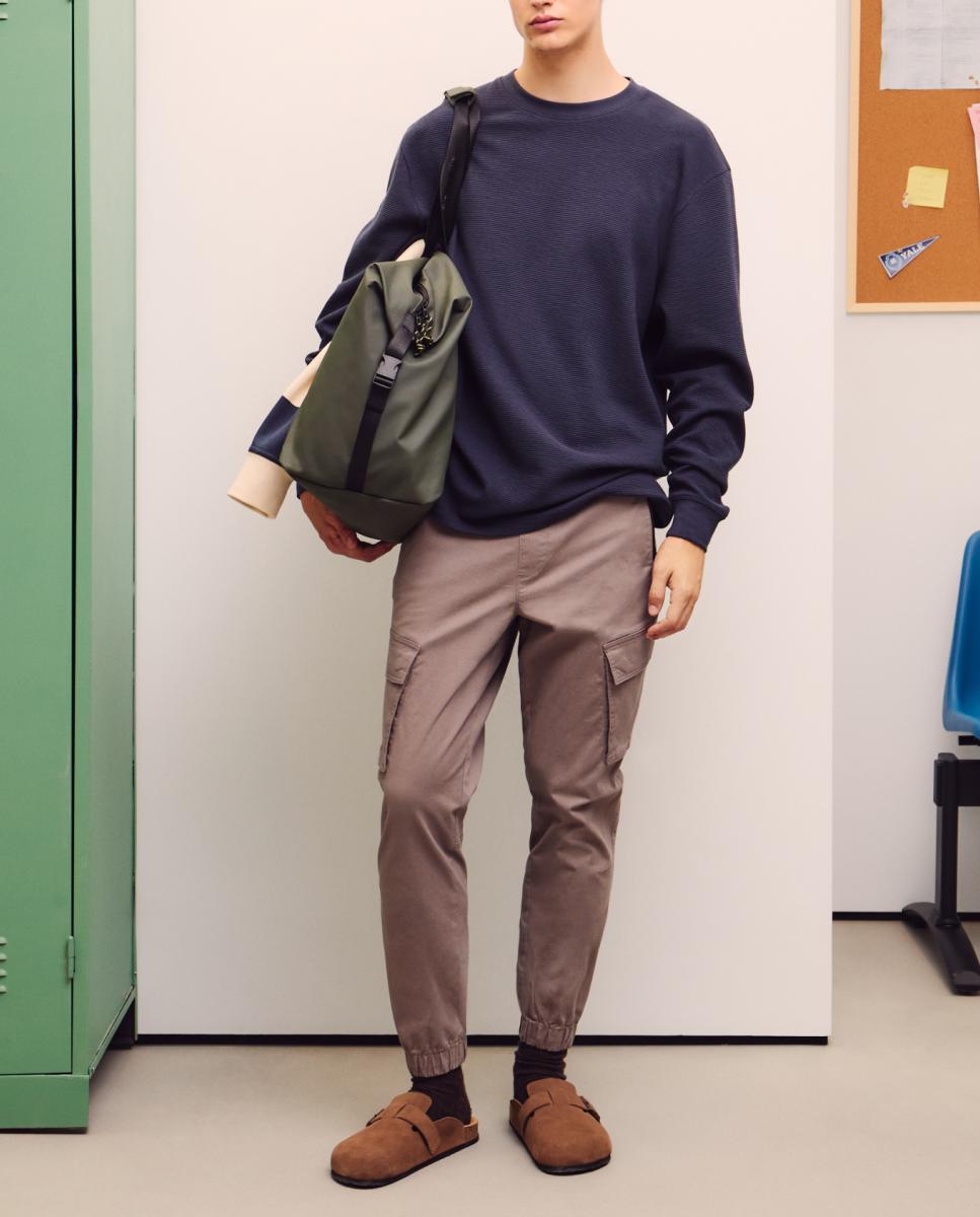 Imagen 0 de Pantalón de hombre multibolsillos con goma en el bajo