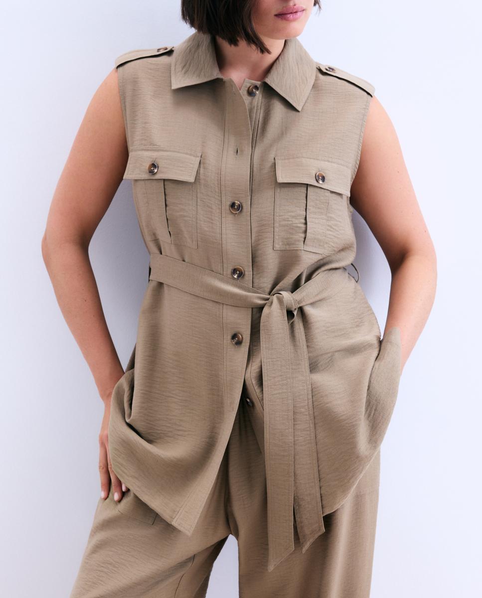 Imagen 0 de Sobrecamisa de mujer sin mangas con cinturón