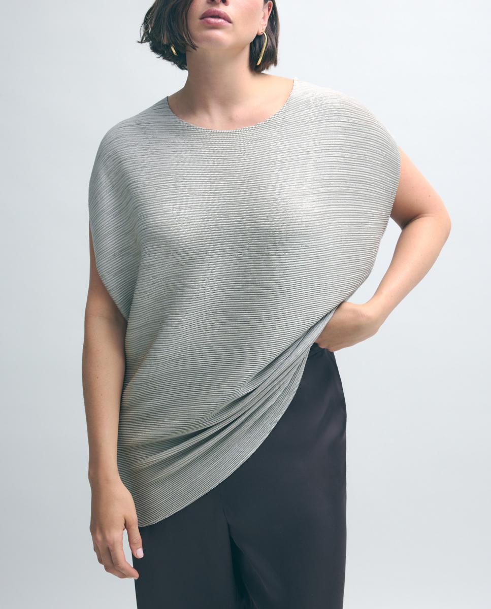 Imagen 0 de Top de mujer con cuello pico y plisado horizontal