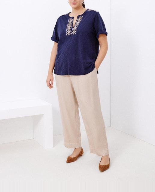 Imagen 0 de Camiseta de mujer cuello de pico y bordado