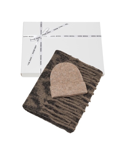 Imagen 0 de Pack de gorro y bufanda de mujer