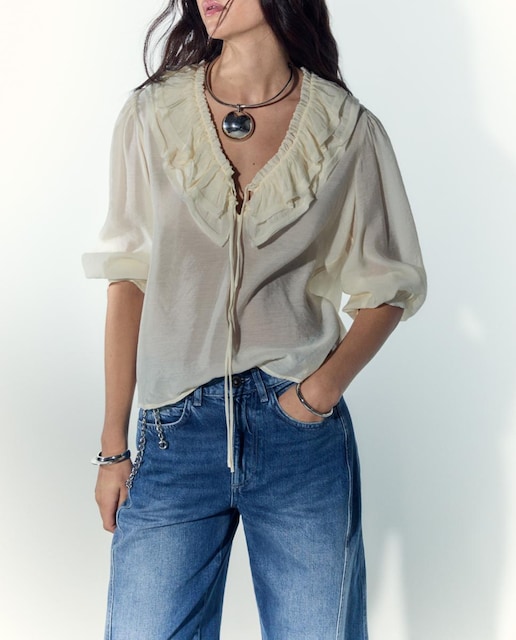 Imagen 0 de Blusa manga larga con volvante y cuello pico