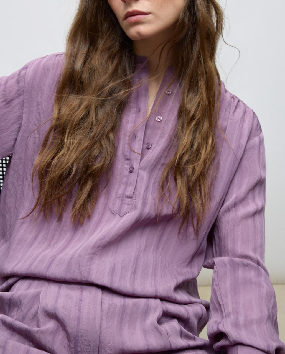 Imagen 0 de Blusa de mujer a rayas con cuello mao