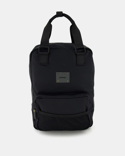 Imagen 0 de Mochila mediana negra con bolsillo en frontal