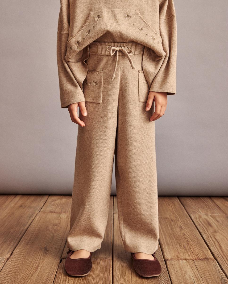 Imagen 0 de Pantalón culotte de felpa con bolsillos tricochándal bordado de niña