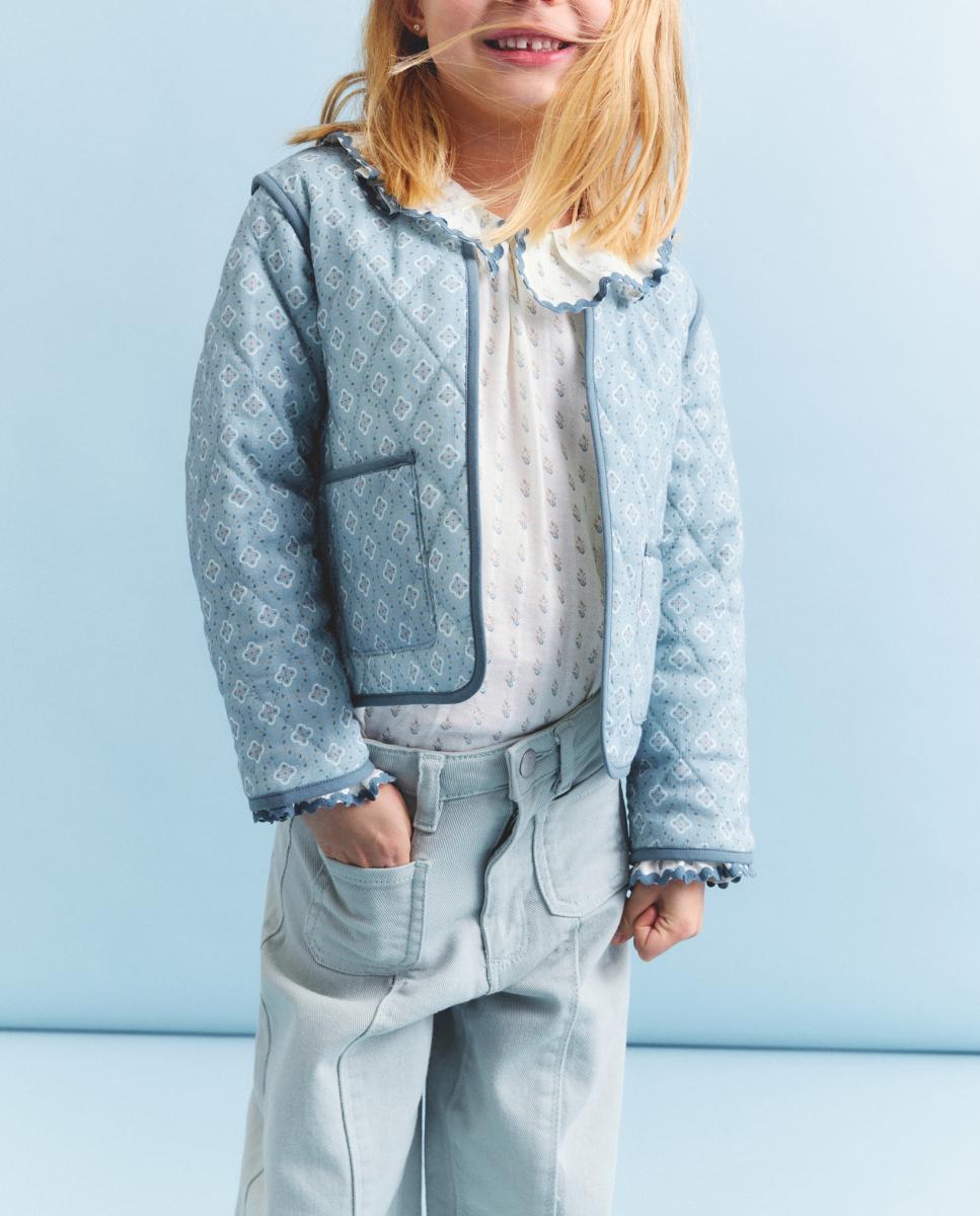 Imagen 0 de Chaqueta acolchada ligera con detalles viveados de niña