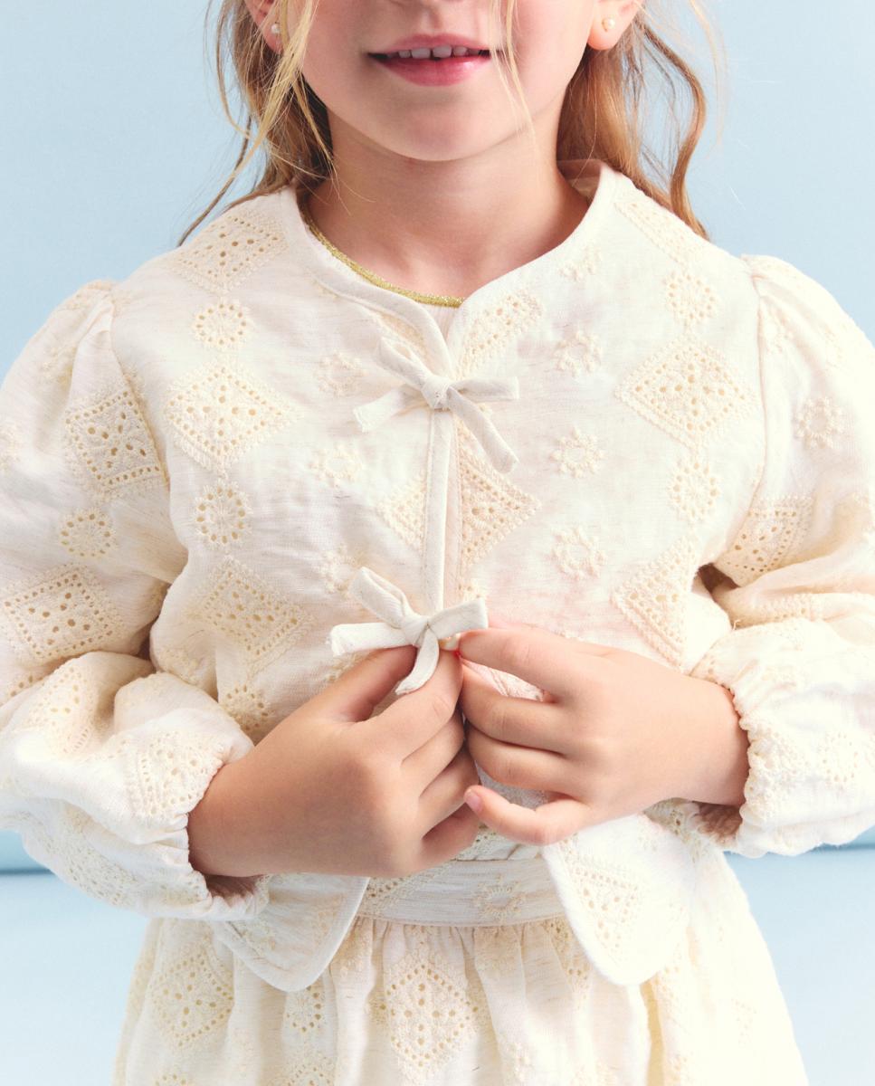 Imagen 0 de Chaqueta de niña con lazos y tejido bordado