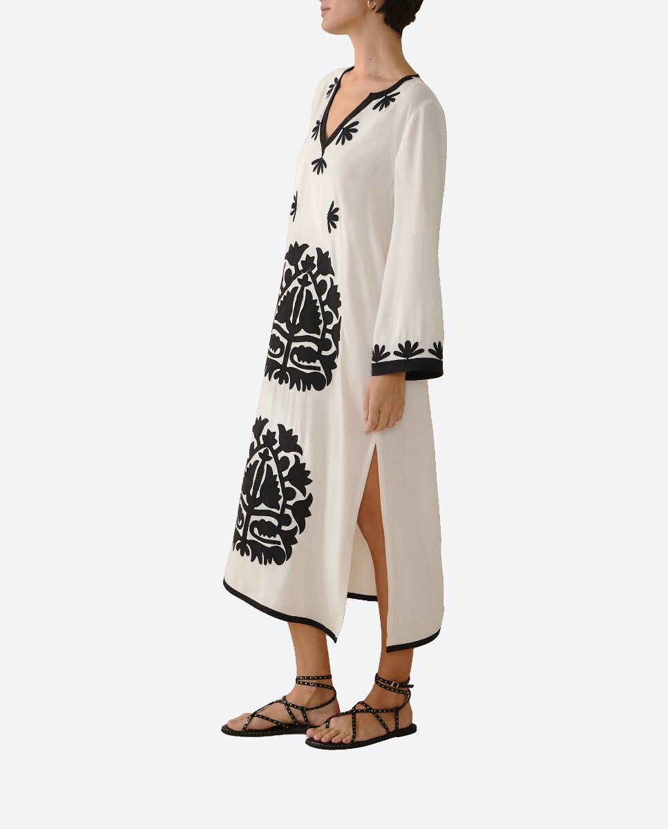 Imagen 0 de Kaftan largo bordado de mujer