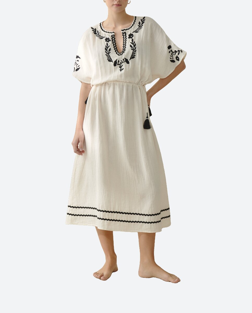 Imagen 0 de Vestido de playa bordado manga corta