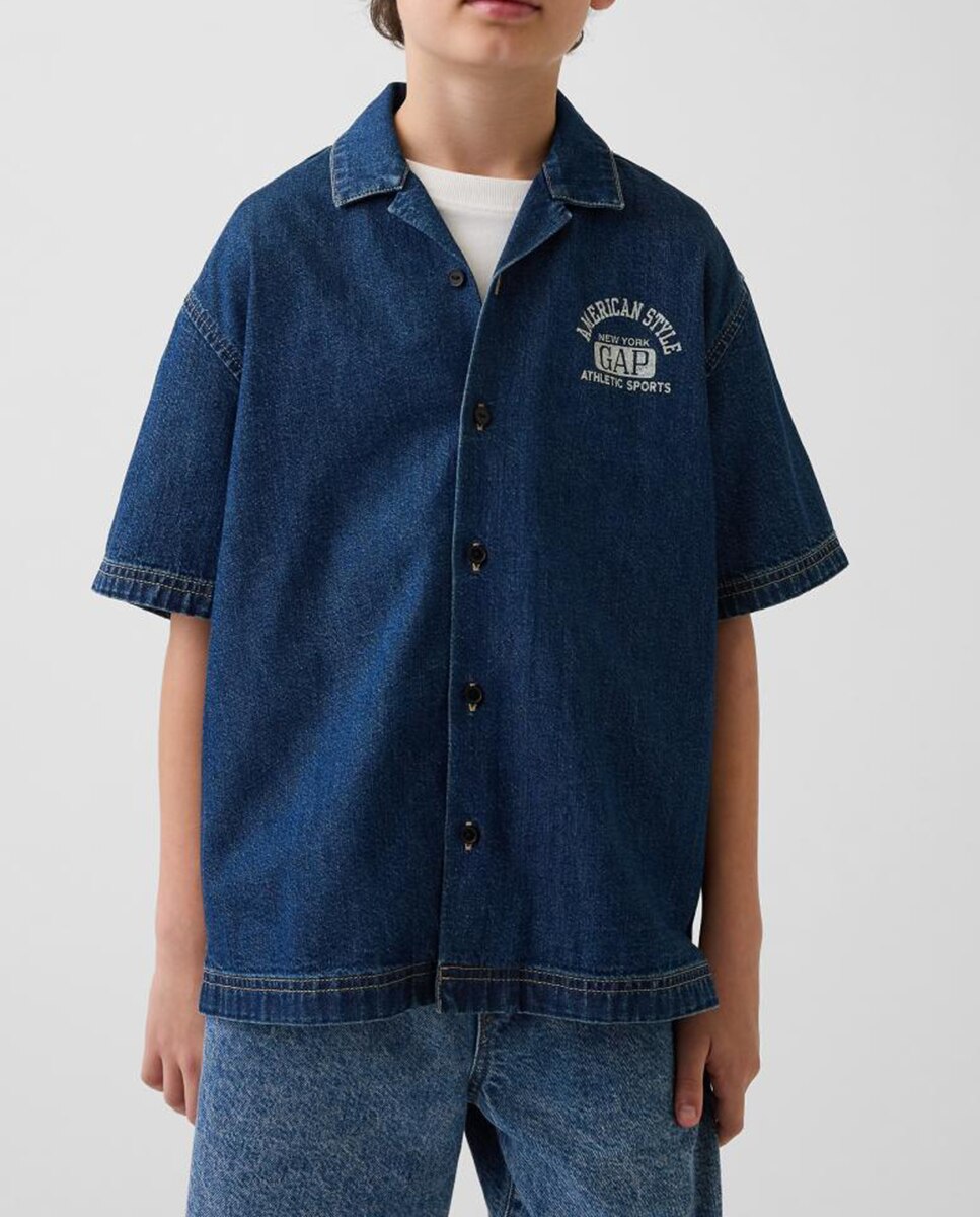 Imagen 0 de Camisa vaquera de niño manga corta y logotipo parte delantera y trasera