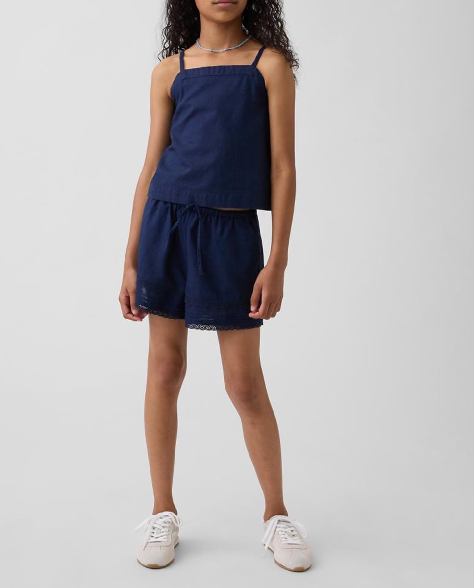 Imagen 0 de Pantalones cortos de niña con cintura elástica y bolsillos laterales.