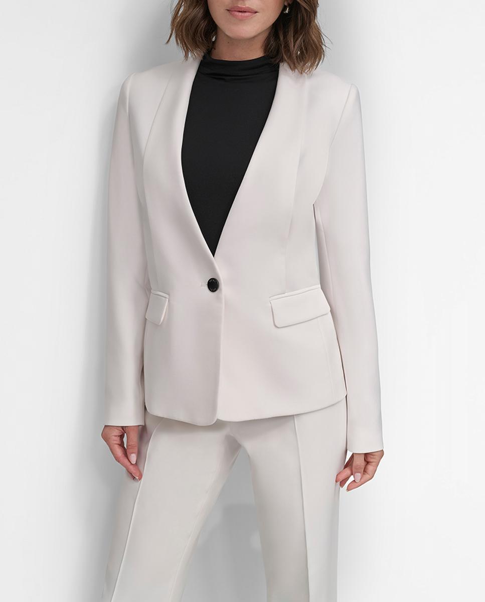 Imagen 0 de Blazer de mujer sin cuello con detalle de dos pliegues delanteros y un botón