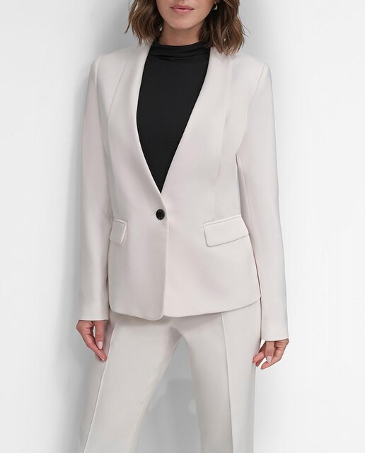 Imagen 0 de Blazer de mujer sin cuello con detalle de dos pliegues delanteros y un botón