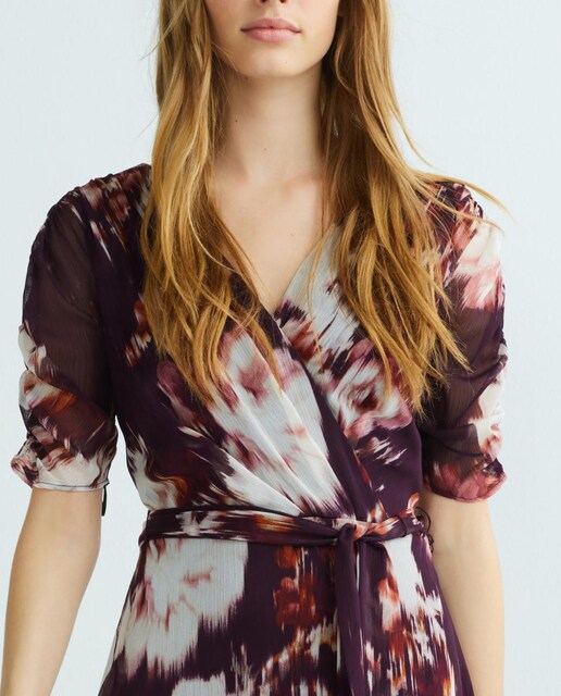 Imagen 0 de Vestido con cuello de pico y mangas cortas