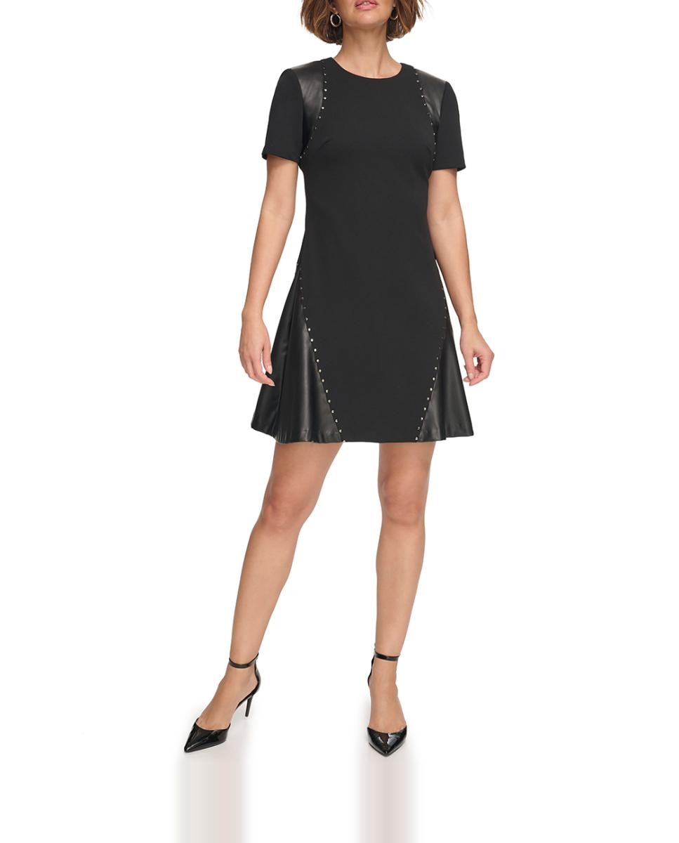 Imagen 0 de Vestido corto ajustado, bajo abierto y mangas cortas