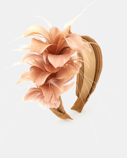 Imagen 0 de Tocado tipo diadema con red y plumas de rafia
