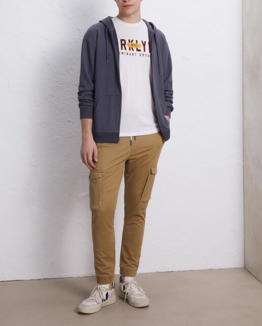 Imagen 0 de Pantalón de algodón jogger multibolsillos de hombre stretch en color tostado.