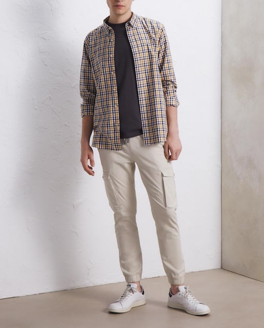 Imagen 0 de Pantalón de algodón jogger multibolsillos de hombre stretch en color tostado.