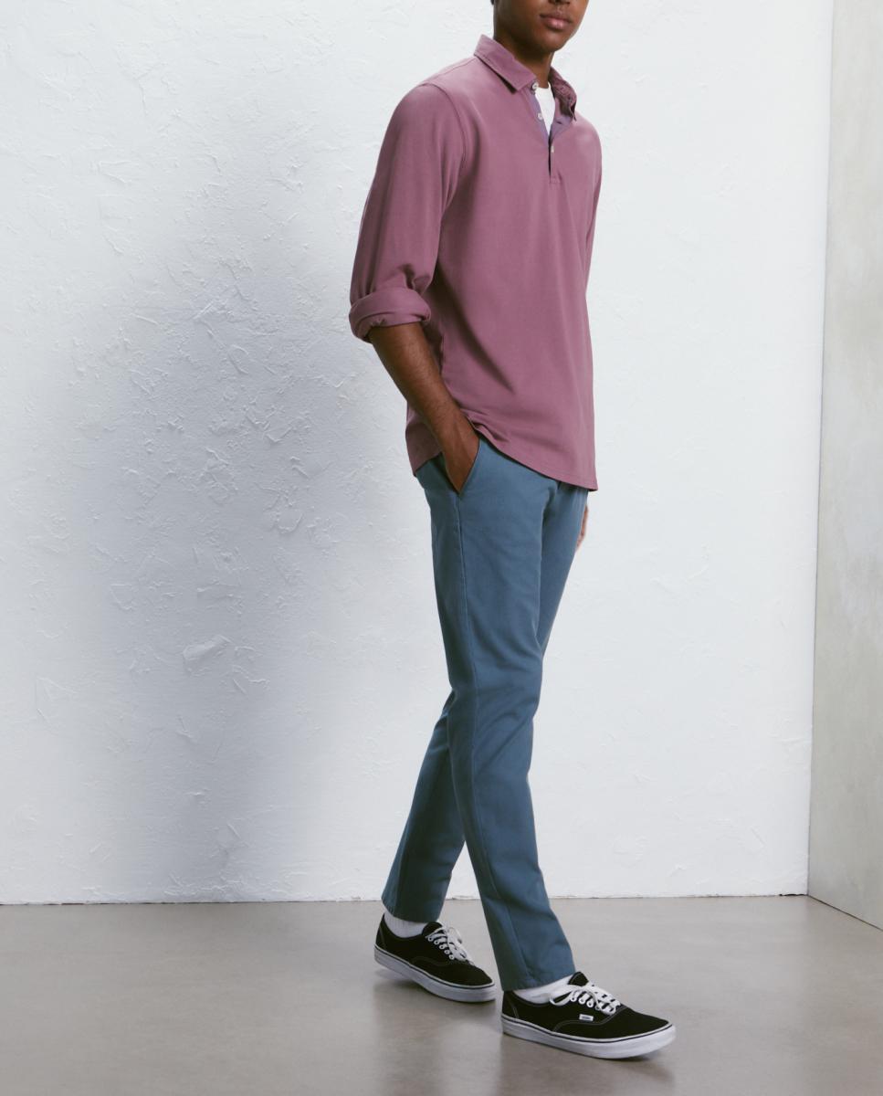 Imagen 0 de Pantalón de algodón tipo chino slim de hombre bi-stretch en color tostado.